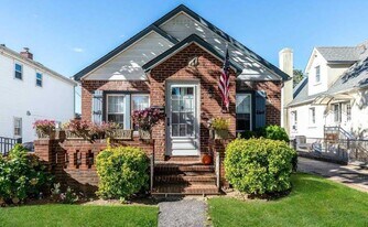 4806 187th St in Fresh Meadows, NY - Building Photo