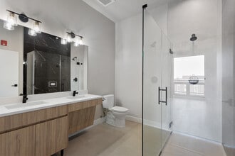 2505 W Farragut Ave in Chicago, IL - Foto de edificio - Building Photo