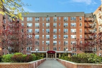 2 Sadore Ln in Yonkers, NY - Building Photo - Building Photo
