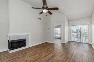 Courtyard Condominiums in Dallas, TX - Building Photo - Interior Photo