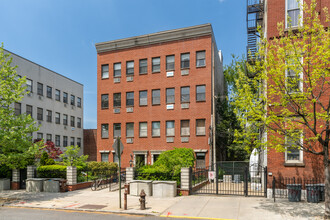 169 Engert Ave in Brooklyn, NY - Foto de edificio - Building Photo