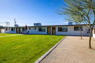 Laurie Lane Apartments in Glendale, AZ - Building Photo - Building Photo