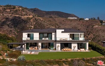 5811 Murphy Way in Malibu, CA - Building Photo - Building Photo