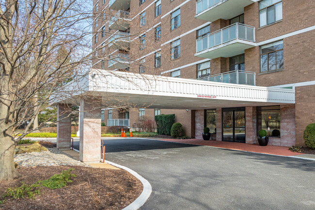 One Slade Condominium in Pikesville, MD - Building Photo - Building Photo