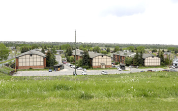 Meadowbrook in Calgary, AB - Building Photo - Building Photo