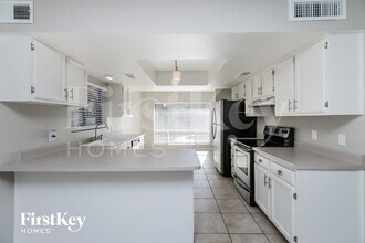 2413 W Estrella Dr in Chandler, AZ - Foto de edificio - Building Photo