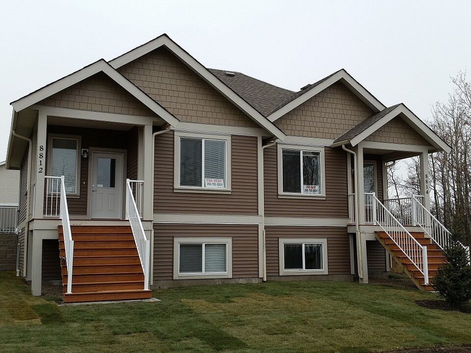 8812-8817 17 St in Dawson Creek, BC - Building Photo