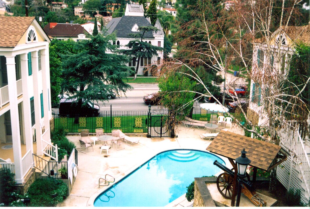 Georgian House Apartments in Los Angeles, CA - Building Photo