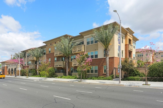 Andalucia Apartments in Santa Ana, CA - Foto de edificio - Building Photo