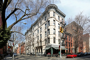 285 W 4th St in New York, NY - Building Photo