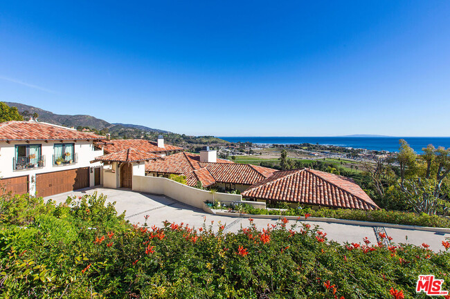 3504 Coast View Dr in Malibu, CA - Foto de edificio - Building Photo