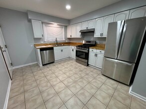 489 Leslie Ct in Des Plaines, IL - Building Photo - Building Photo