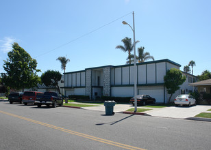 Riviera Apartments in Oxnard, CA - Building Photo - Building Photo