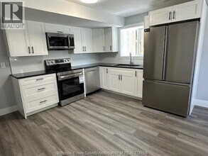 974 Maisonville Ave in Windsor, ON - Foto de edificio - Building Photo