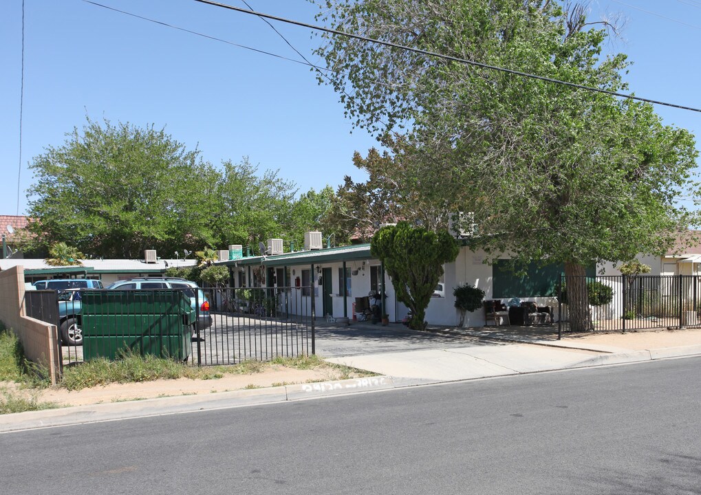 38130 11th St E in Palmdale, CA - Foto de edificio