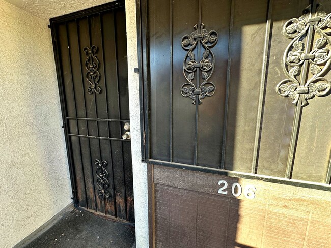 1405 E Vegas Valley Dr in Las Vegas, NV - Foto de edificio - Building Photo