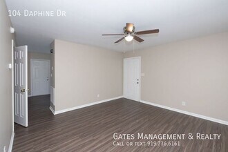104 Daphine Dr in Hillsborough, NC - Building Photo - Building Photo