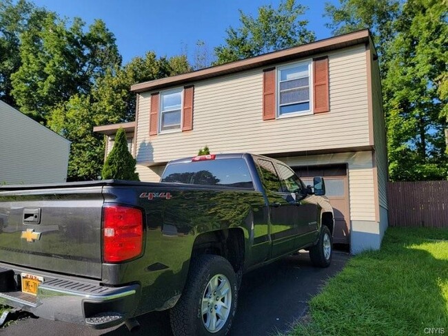 4188 Burningtree Rd in Liverpool, NY - Foto de edificio - Building Photo