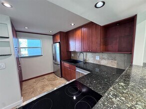 100 Edgewater Dr, Unit 140 in Miami, FL - Foto de edificio - Building Photo