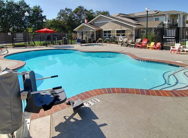 Washington Court in Gridley, CA - Foto de edificio - Building Photo