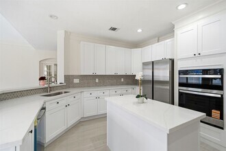 5622 Lake Pl Dr in Houston, TX - Building Photo - Building Photo