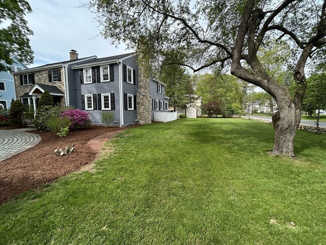 16 Pinevale Ave in Wellesley, MA - Building Photo - Building Photo