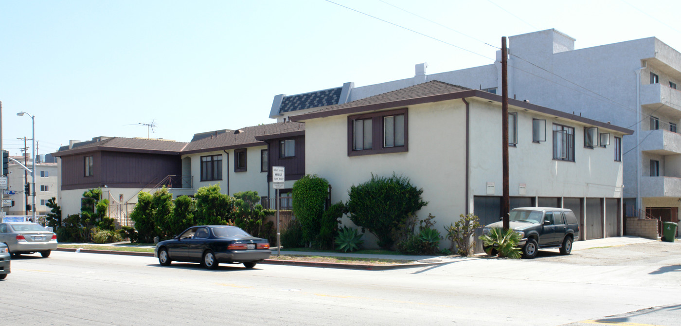 402 S Robertson Blvd in Beverly Hills, CA - Building Photo