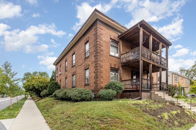 822 W 35th St in Minneapolis, MN - Foto de edificio - Building Photo