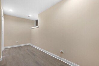 1635 N Ashland Ave, Unit G in Chicago, IL - Building Photo - Building Photo
