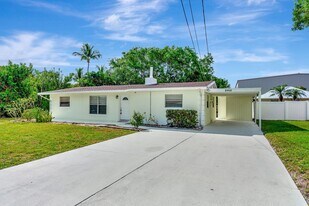 8968 SE Pine Cone Ln in Hobe Sound, FL - Building Photo