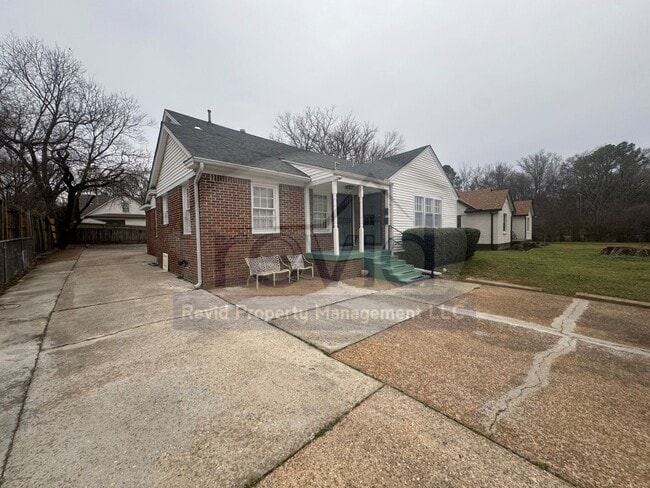 623 E Pkwy S in Memphis, TN - Building Photo - Building Photo