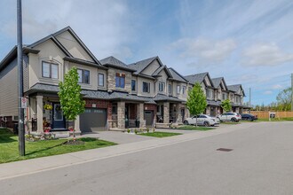 324 Equestrian Way in Cambridge, ON - Building Photo - Building Photo