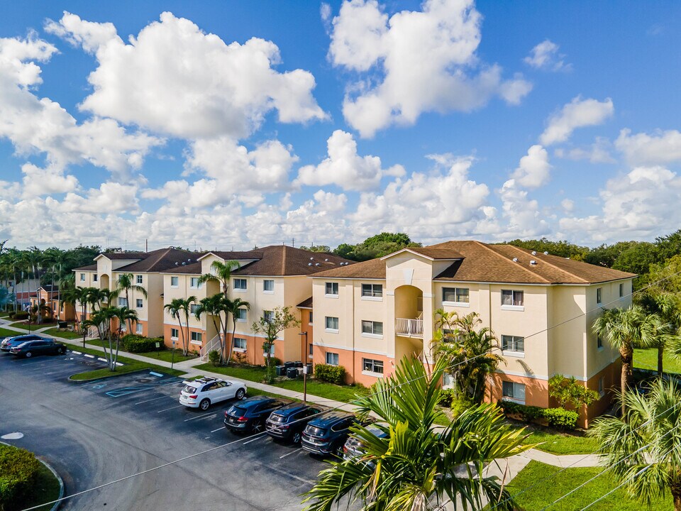 Lakewood at Emerald Hills in Hollywood, FL - Building Photo