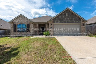 1111 Tulip St in Centerton, AR - Building Photo