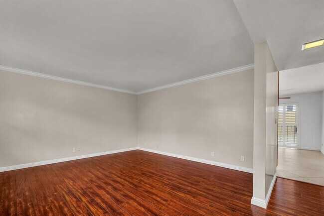 810 Edgewood St, Unit 105 in Inglewood, CA - Foto de edificio - Building Photo