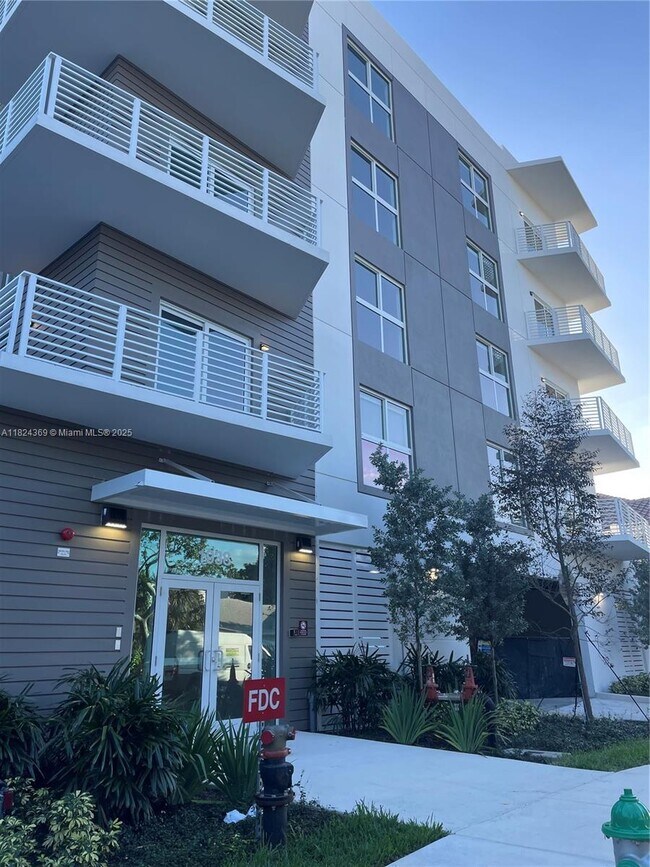 1938 Jackson St, Unit 302 in Hollywood, FL - Building Photo - Building Photo