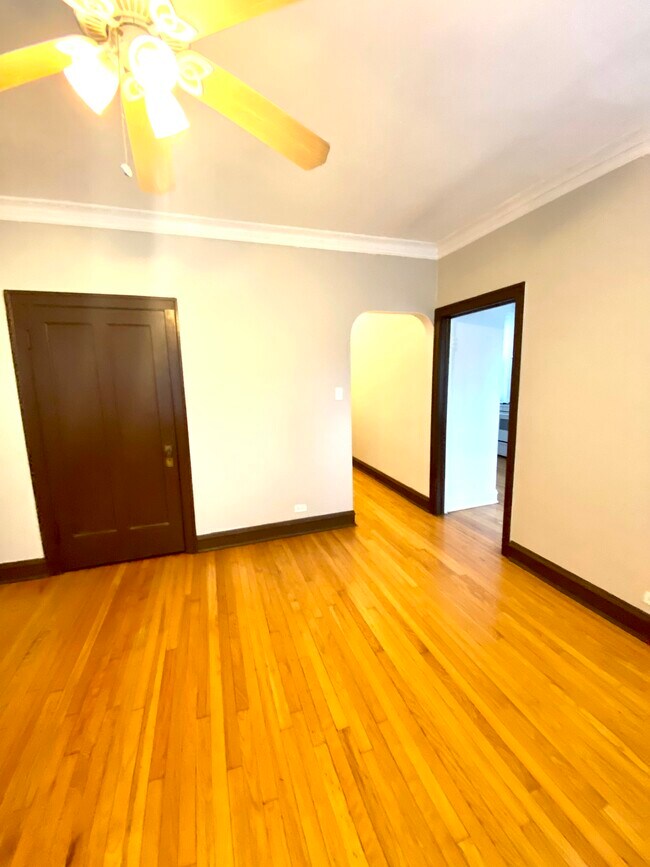 2520 N Sawyer Ave, Unit 3C in Chicago, IL - Building Photo - Building Photo