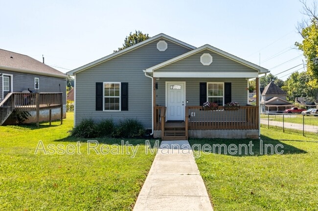 524 Midlake Dr NE