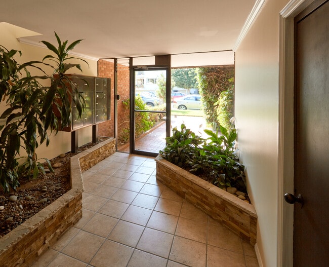 817 10th St, Unit #206 in Santa Monica, CA - Building Photo - Building Photo