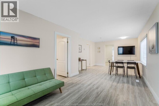 811 University Ave E in Windsor, ON - Foto de edificio - Building Photo