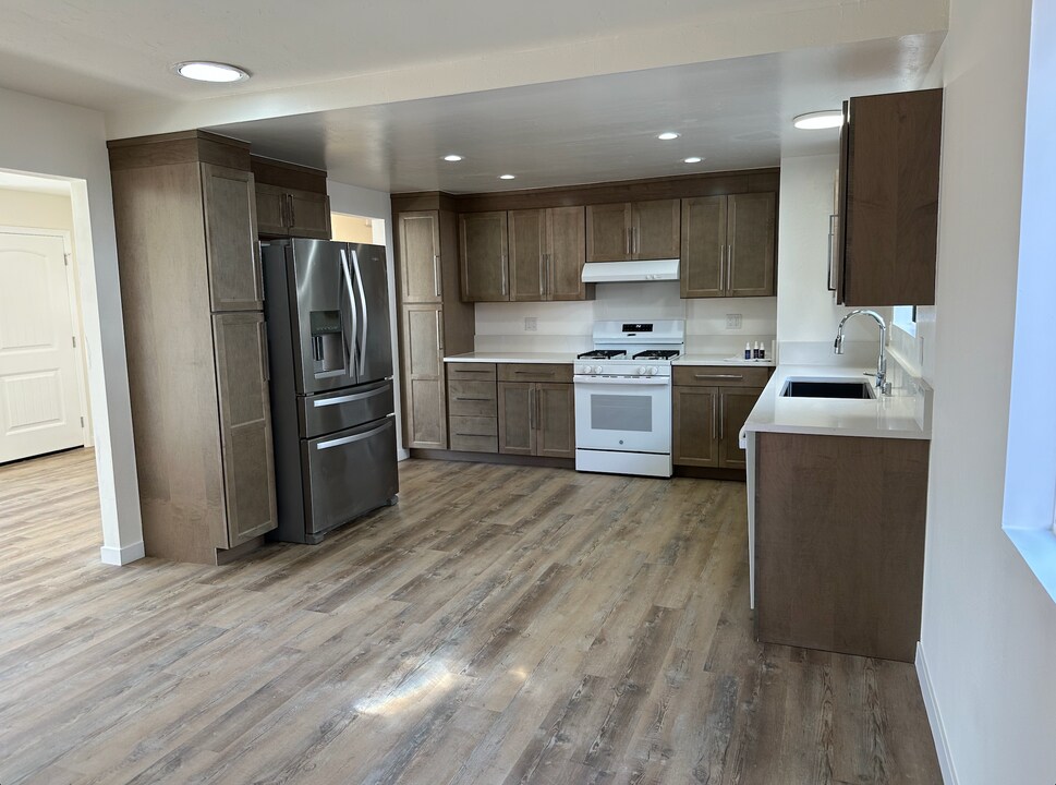 1210 Palomar Ter in Escondido, CA - Building Photo