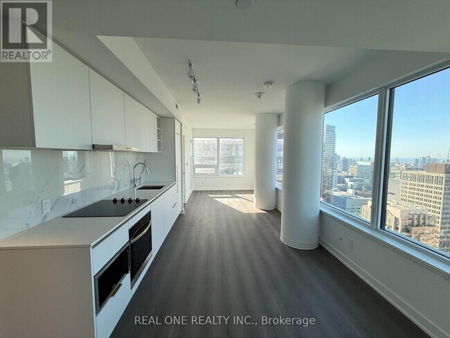 8 Wellesley St W in Toronto, ON - Building Photo - Building Photo