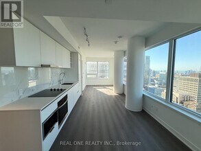 8 Wellesley St W in Toronto, ON - Building Photo - Building Photo