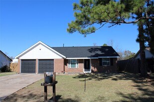 12111 Wood Forest Dr in Houston, TX - Building Photo