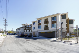 Marmion Way in Los Angeles, CA - Foto de edificio - Building Photo