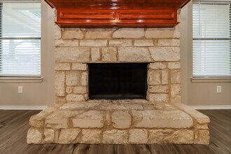 1005 Red Cedar Way in Burleson, TX - Foto de edificio - Building Photo