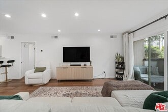 1121 N Olive Dr in West Hollywood, CA - Foto de edificio - Building Photo