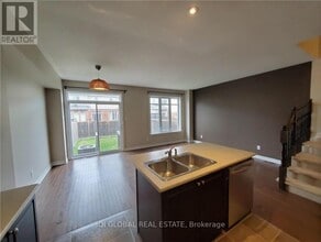 211 Jersey Tea Cir in Ottawa, ON - Building Photo - Building Photo