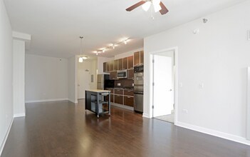 708 W Wayman St in Chicago, IL - Building Photo - Building Photo