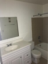 819 NE 199th St in Miami, FL - Building Photo - Building Photo